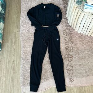 Alo Yoga set of 2
Muse Rib-Knit Sweatpants and hookie